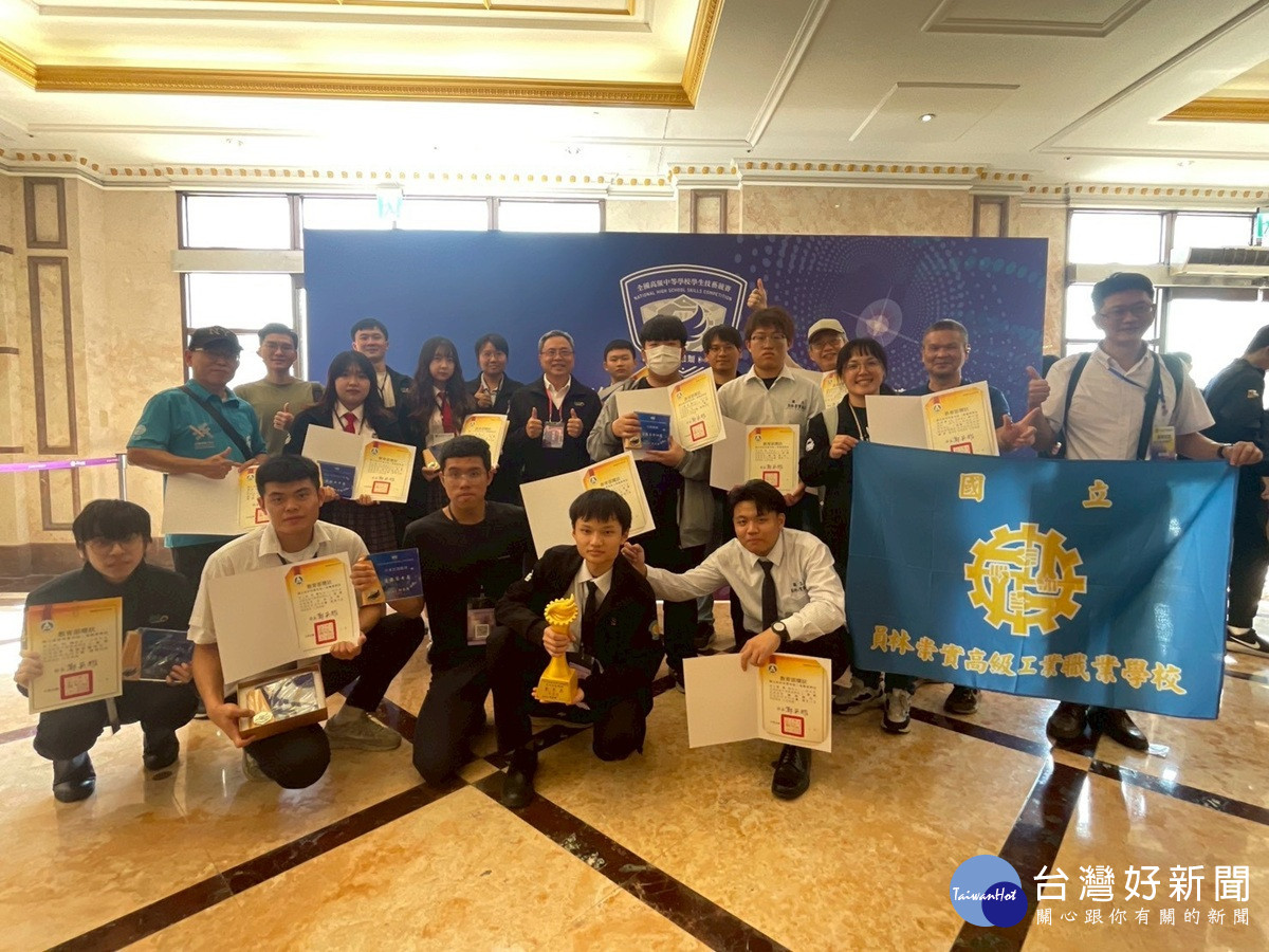 崇實技藝競賽揮出全壘打  校長陳威男領軍創「100%獲獎率」雙紀錄