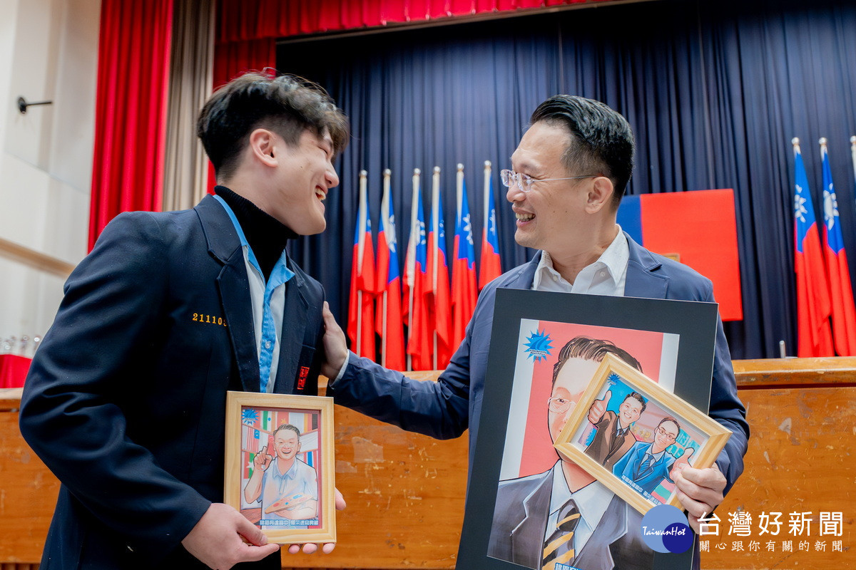 育達高中學生特別製作電繪人像畫致贈副市長蘇俊賓。