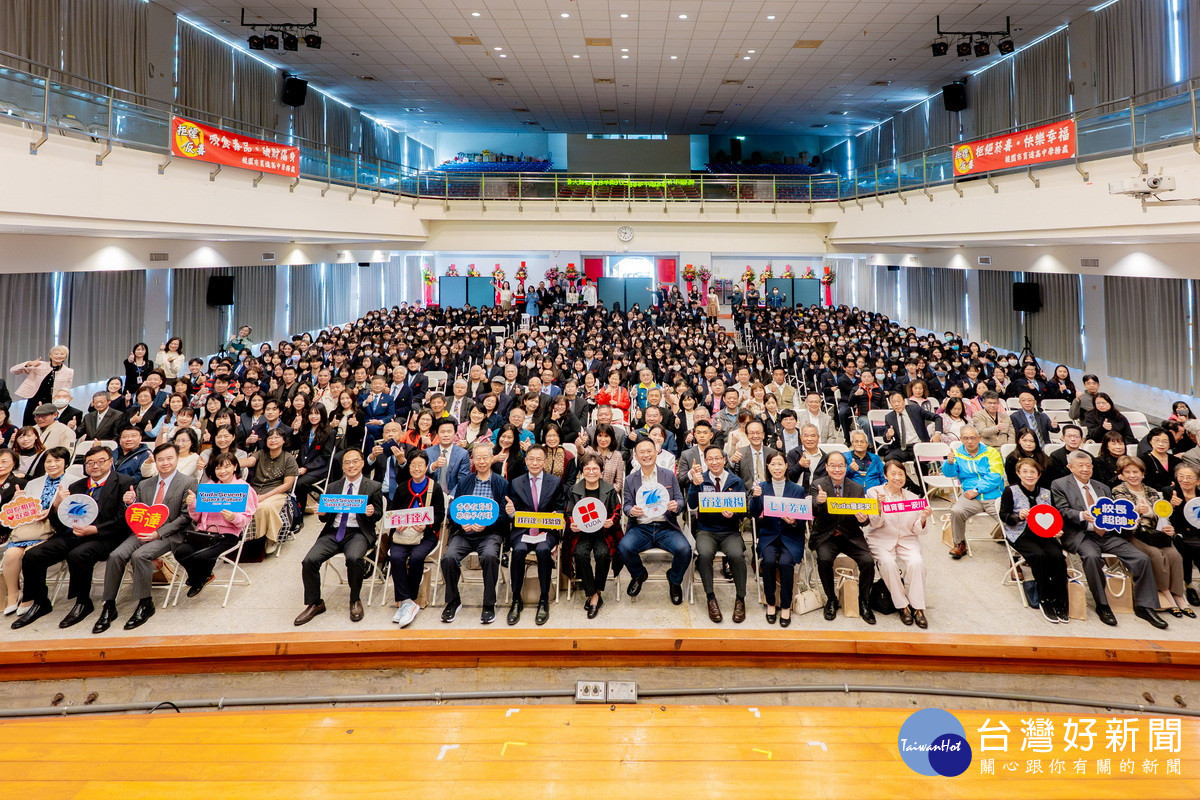 桃園市副市長蘇俊賓出席育達高中70周年校慶慶祝大會大合照。