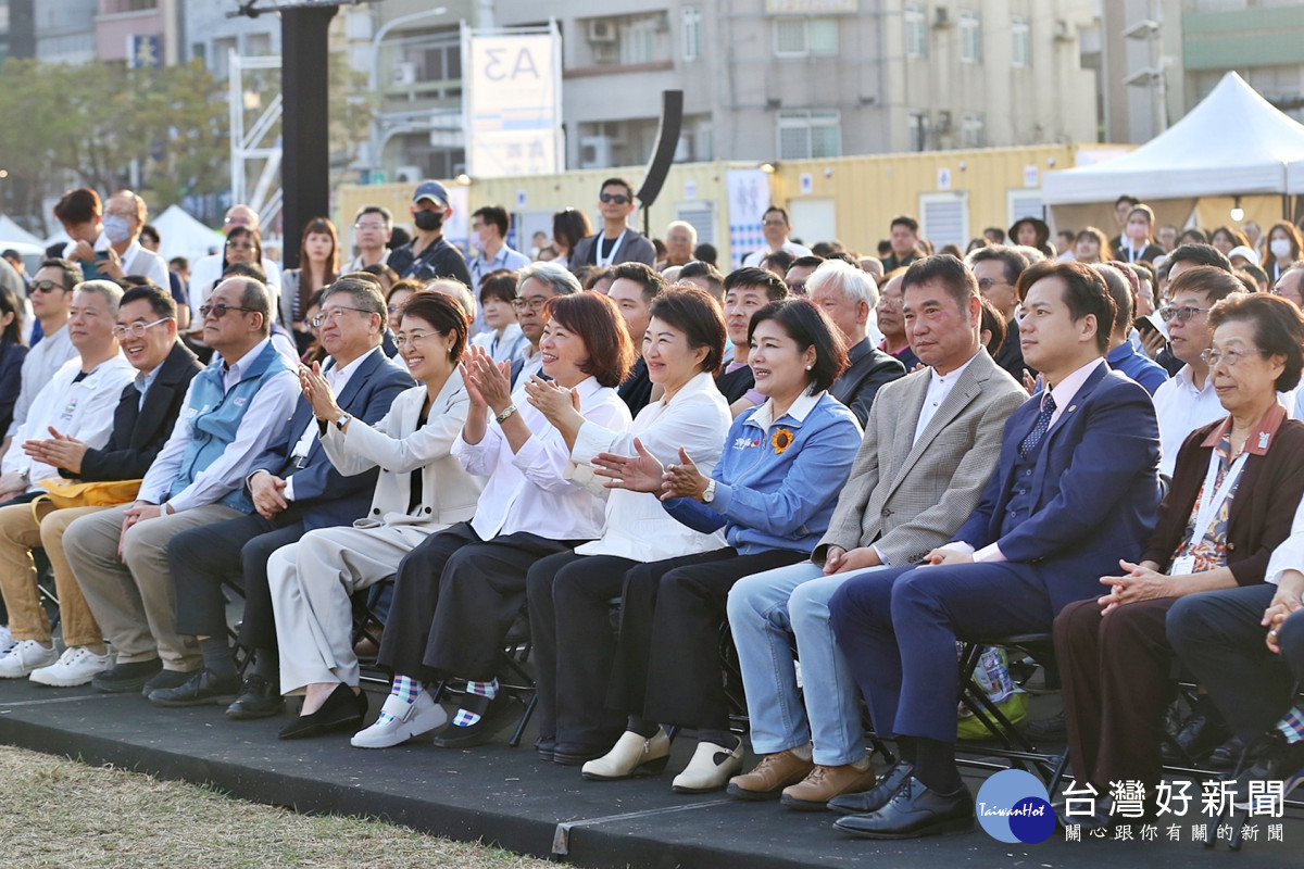 「320+1 嘉義市城市博覽會」今（12）日在嘉義市政府北棟大樓預定地廣場盛大開幕，市長黃敏惠與來自全台各地的縣市首長共同出席／市府提供