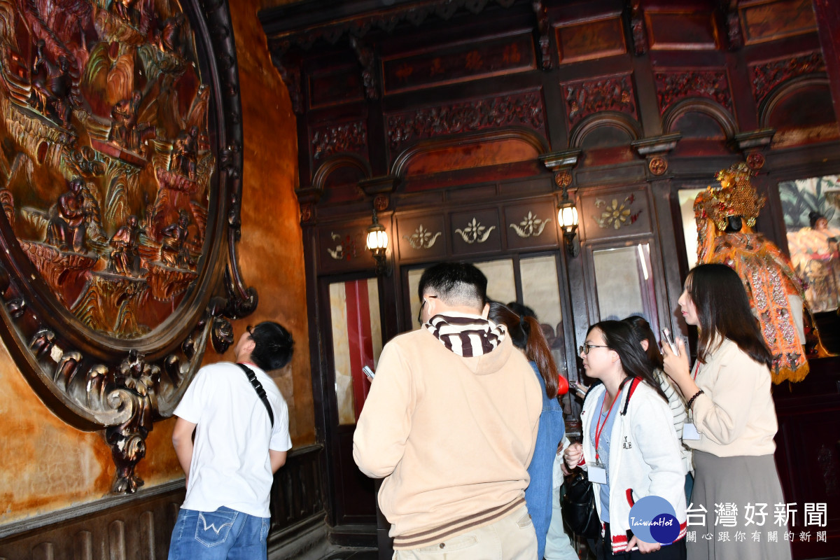 參加單身聯誼活動的年輕朋友在未列入整修範圍的南瑤宮觀音殿進行巡寶遊戲。圖/記者鄧富珍攝