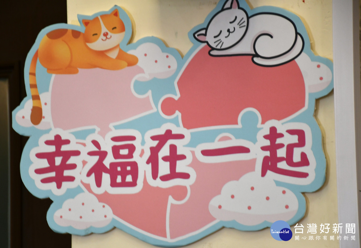 主辦單位挖空心思製作各種祝福的標語。圖/記者鄧富珍攝