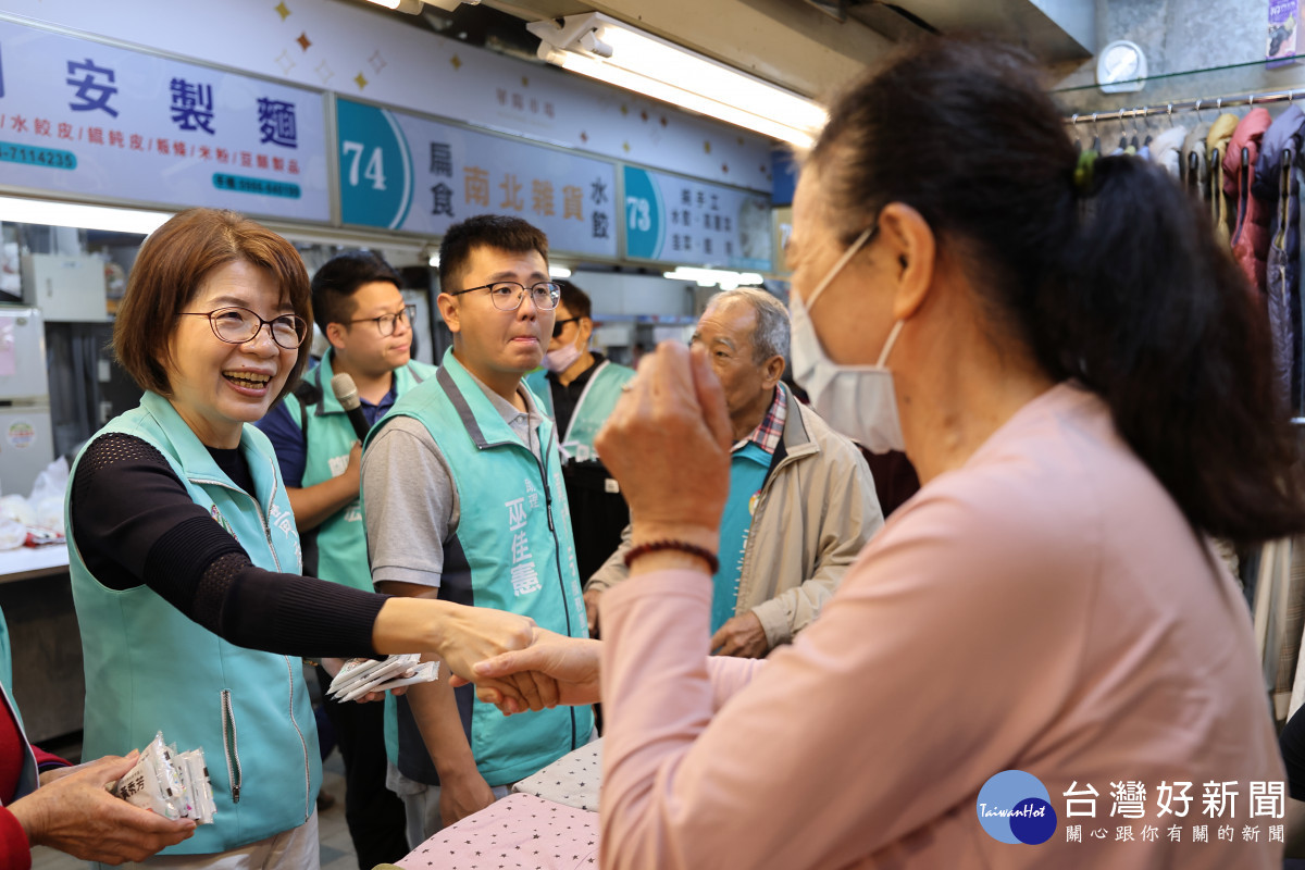 黃秀芳清晨在彰化市卦山市場、華陽市場拜票。圖/黃秀芳提供