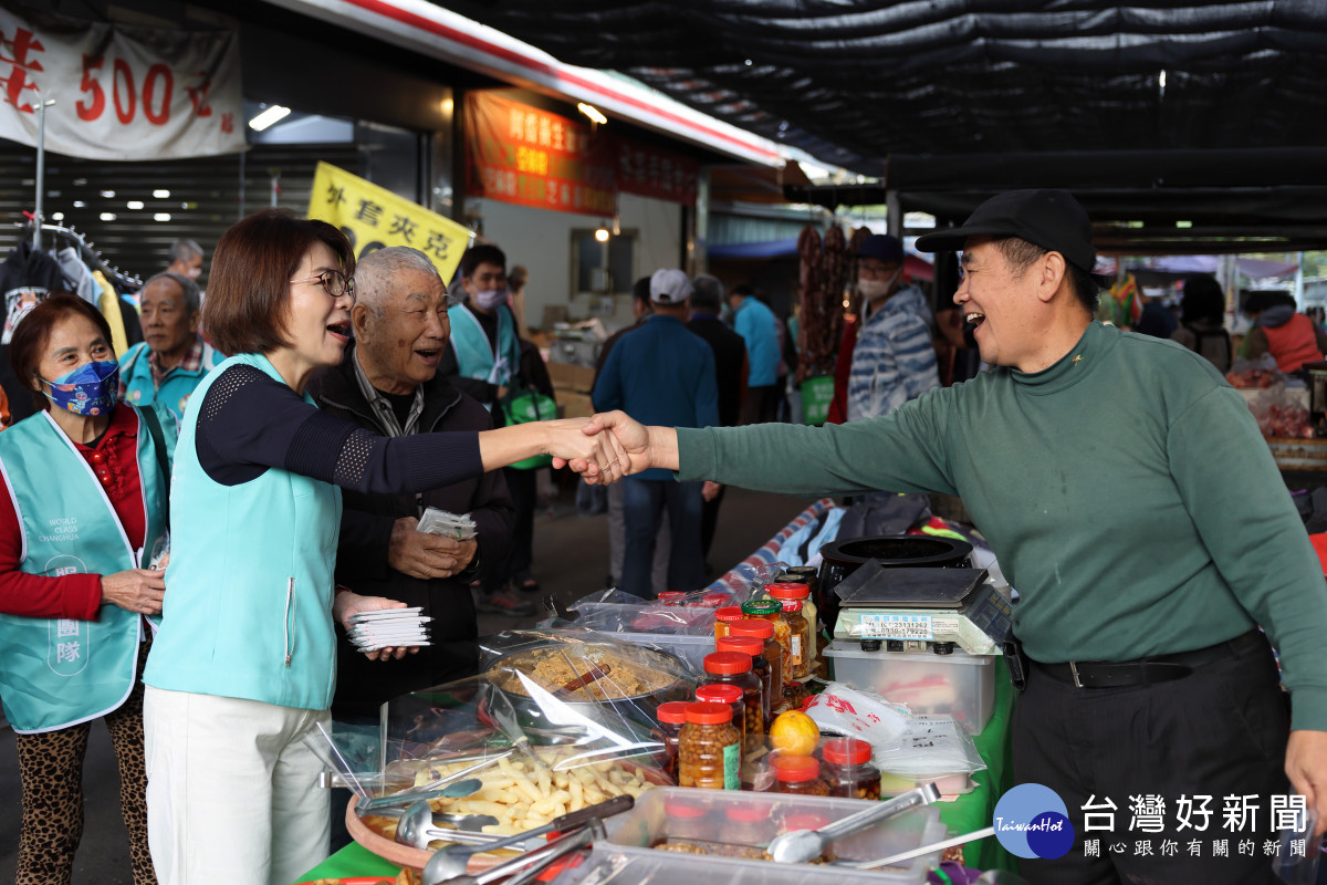 黃秀芳清晨在彰化市卦山市場、華陽市場拜票,獲民眾熱情回應。
