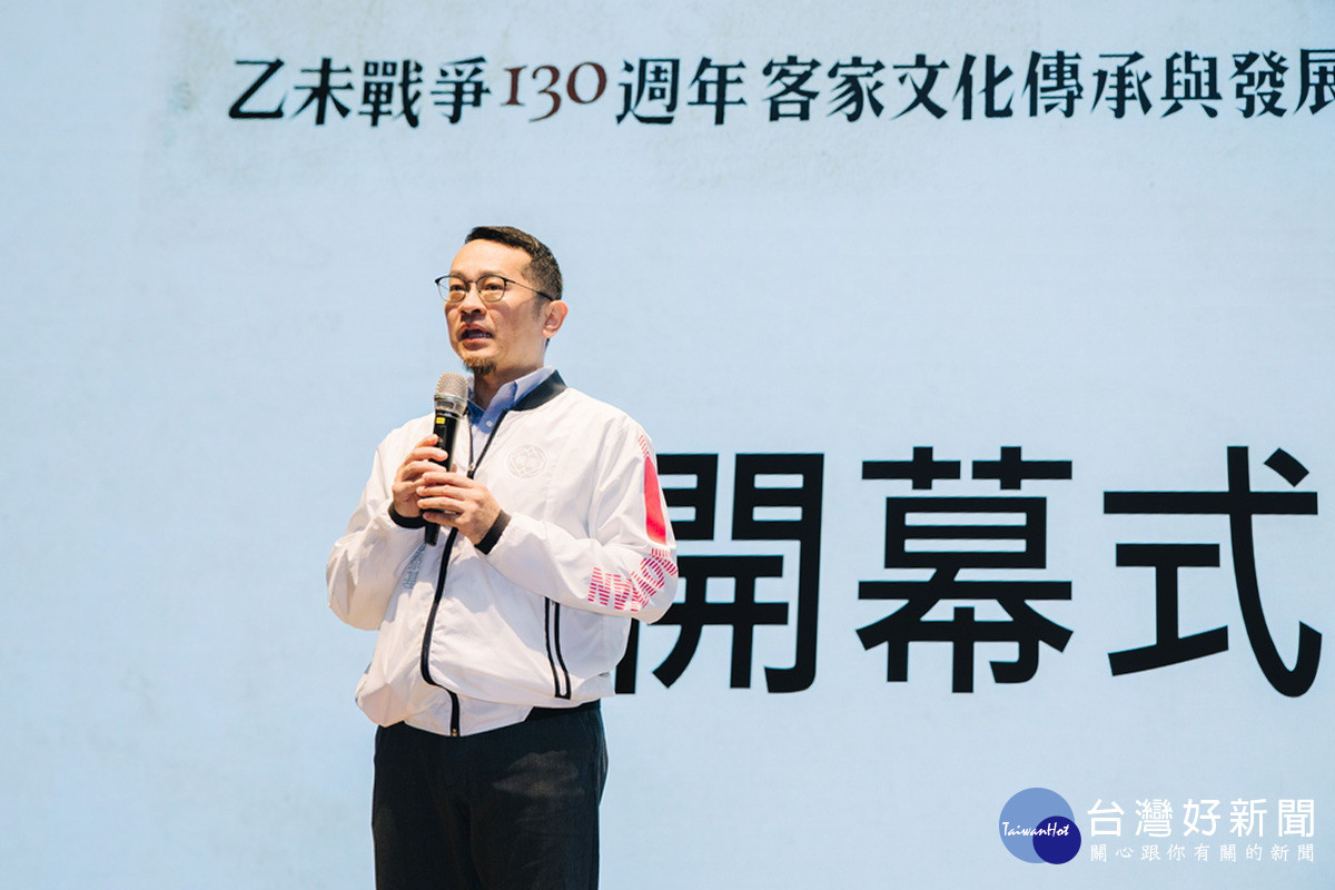 客家局長范姜泰基致詞,強調研討會首度聚焦乙未戰爭的醫療衛生、女性貢獻及文物記憶。<br />