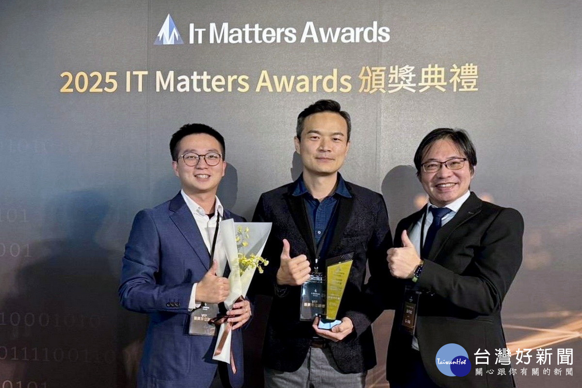 桃園市政府秘書長溫代欣、養護工程處副總工程司莊浚騰及路燈工程科科長鄭凱航代表領獎。