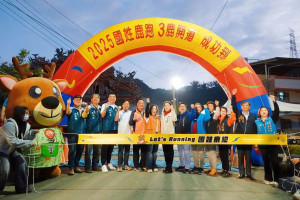 南投縣國姓鄉在具百年歷史的楞嚴宮廣場盛大舉辦「2025 國姓鹿跑」。（國姓鄉公所提供）