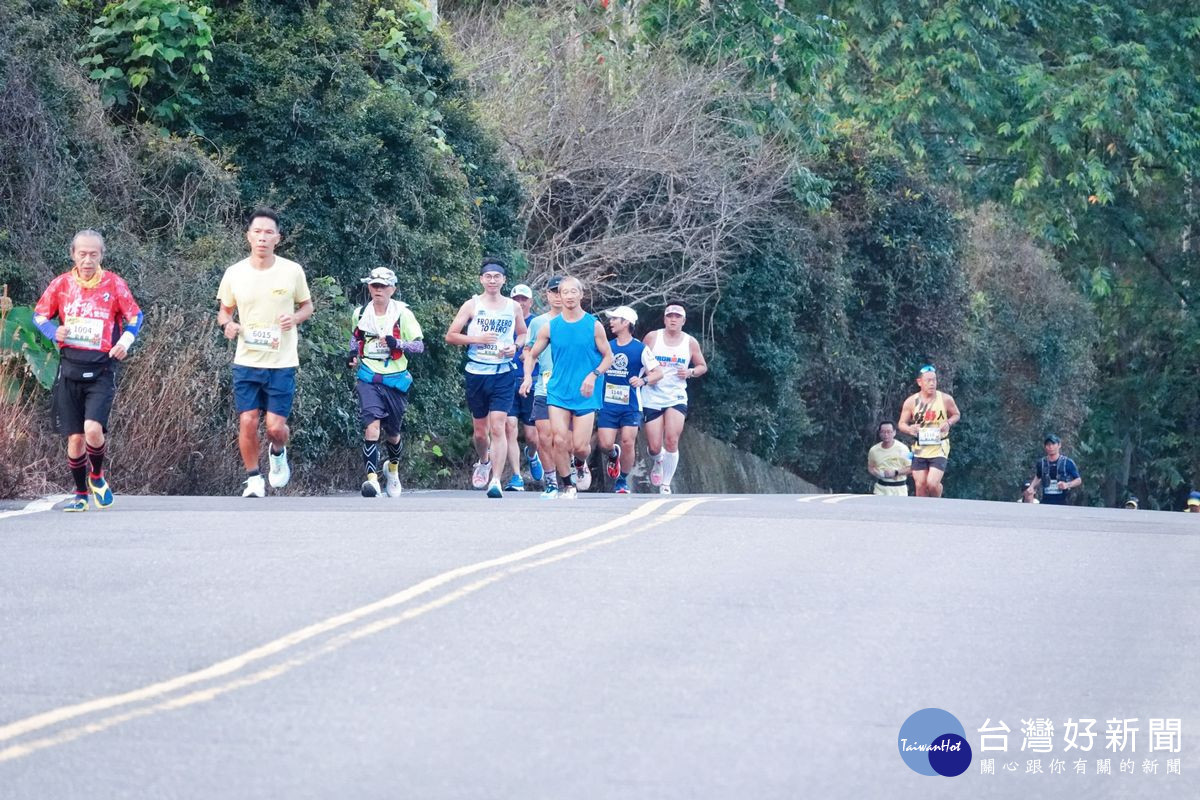 跑者奔馳於山水之間,體驗山城的獨特魅力。(國姓鄉公所提供)