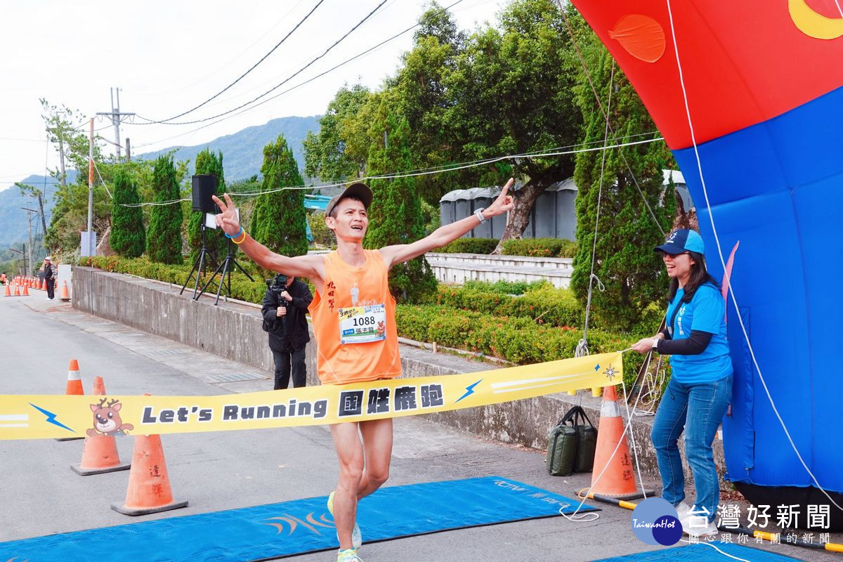 跑者勇闖終點。(國姓鄉公所提供)