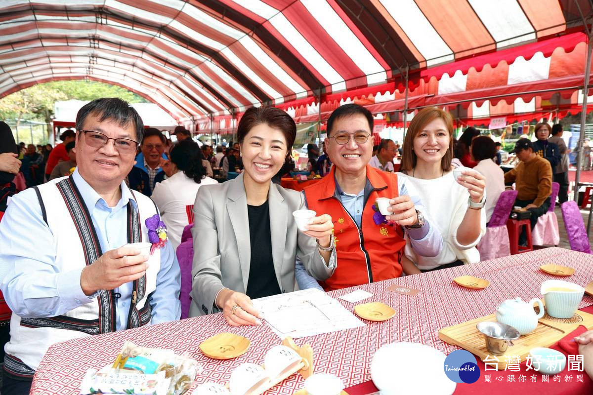 貴賓們分享好茶。(縣府提供)