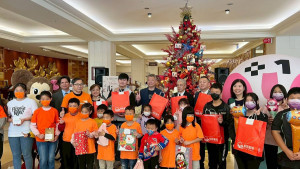 耐斯王子大飯店今天舉行第19屆「聖誕心願卡認領」贈禮儀式/陳致愷翻攝