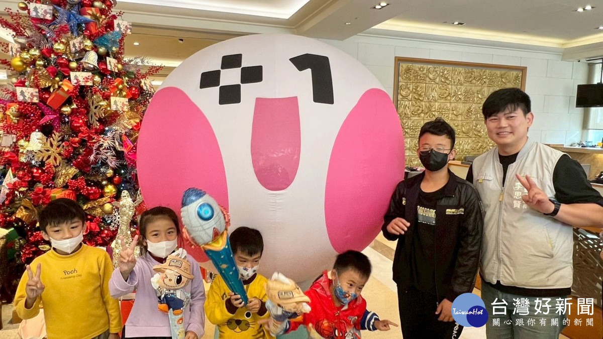 耐斯王子大飯店今天舉行第19屆「聖誕心願卡認領」贈禮儀式/陳致愷翻攝