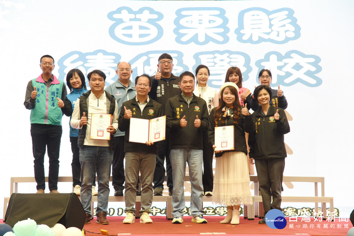 中小學數位學習精進方案成果展　鍾東錦獎勵績優學校並體驗新科技