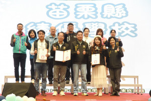 中小學數位學習精進方案成果展　鍾東錦獎勵績優學校並體驗新科技