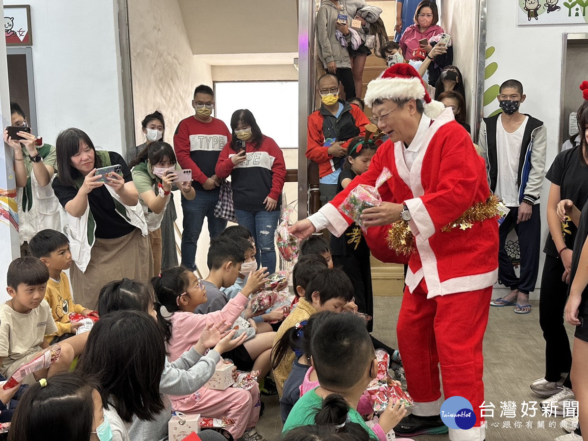 聖誕暖流!卓伯源攜手帥在地企業 連10年送愛 守護彰化家扶兒少溫暖過冬