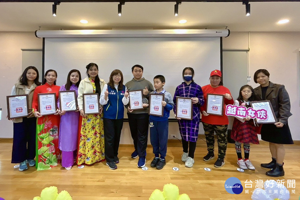 市府婦幼發展局長杜慈容頒獎肯定學員的努力與突破。