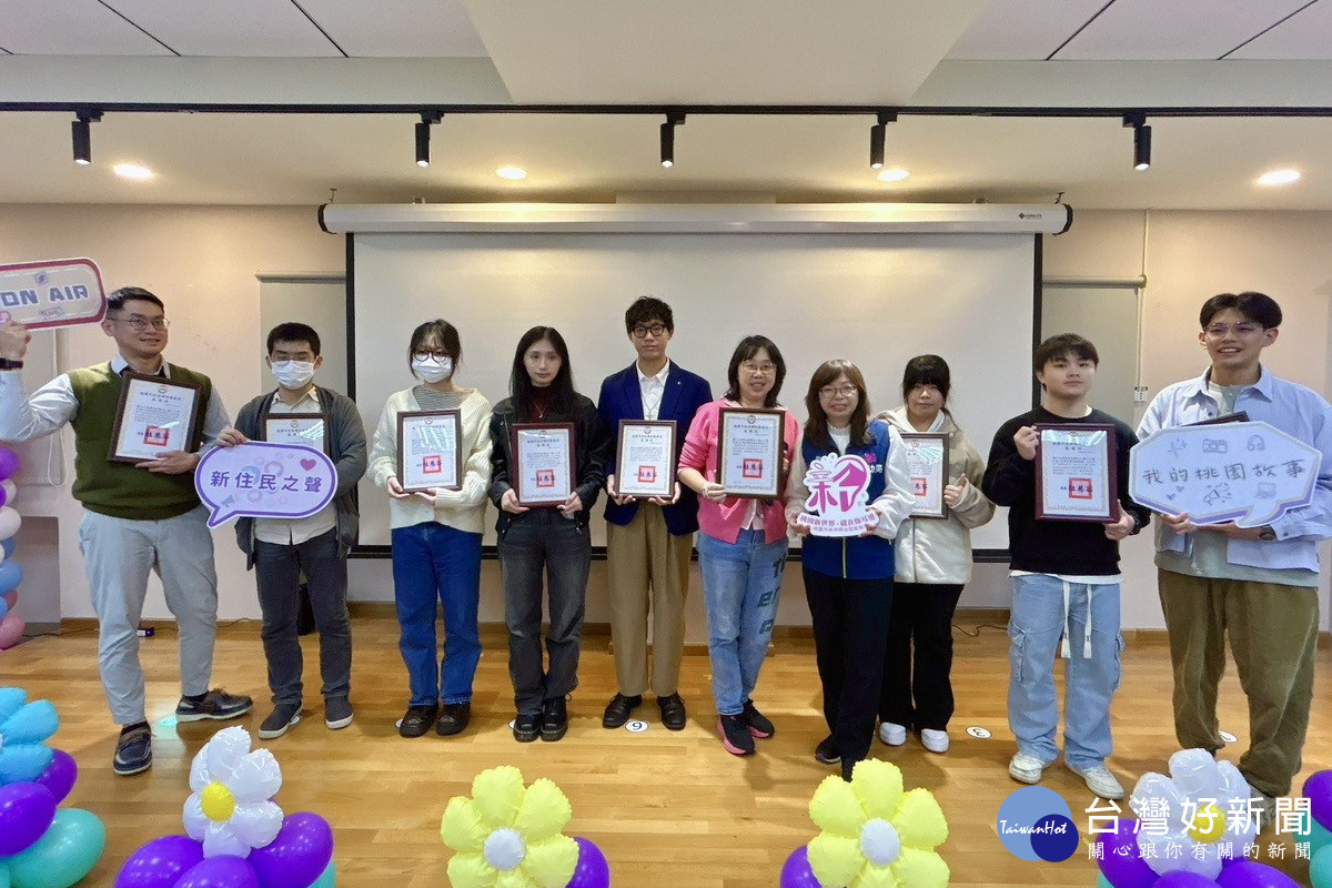 市府婦幼發展局長杜慈容頒獎肯定學員的努力與突破。