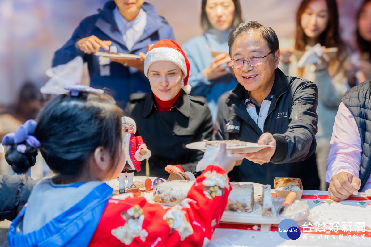 市長拿點心給小朋友。