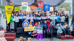 桃園市長張善政今出席「2025德國商品x聖誕市集」與貴賓合影。