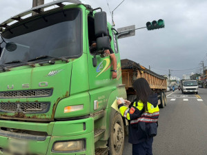 平鎮警加強取締大型車違規，展現執法決心  。​