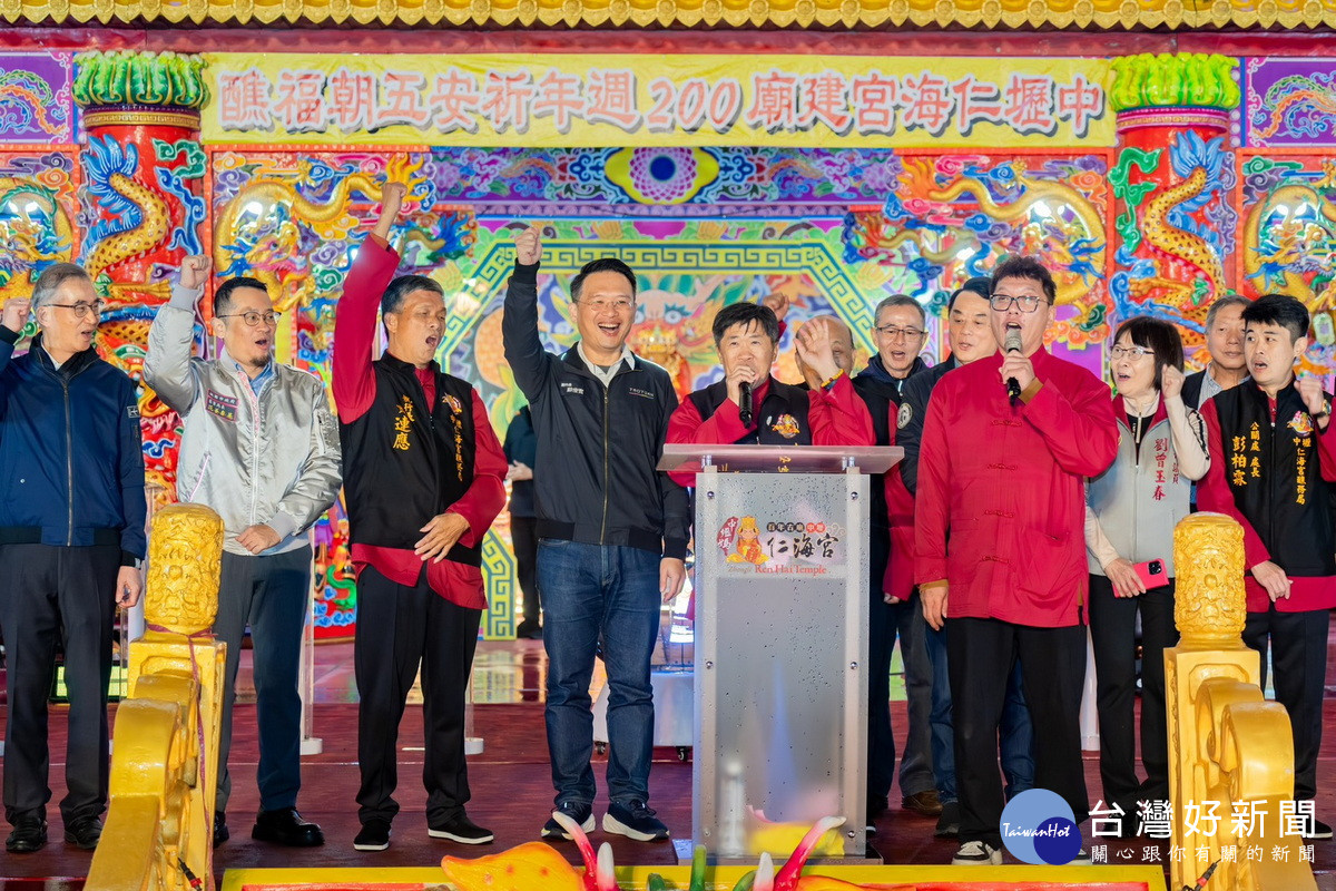 桃園市副市長蘇俊賓出席「財團法人中壢仁海宮建宮200周年五朝福醮啟燈大典」。<br />