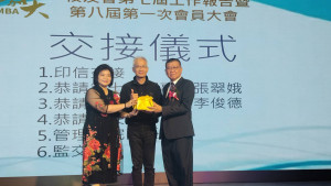 新任理事長李俊德(右)自卸任理事長張翠娥(左)手中接下印信，教育處長郭添財擔任監交人。（圖／記者陳致愷攝影）