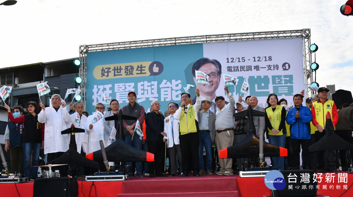 台灣選舉首見人形機器人站台,林世賢彰化勝利團結大會掀科技話題。圖/記者鄧富珍攝