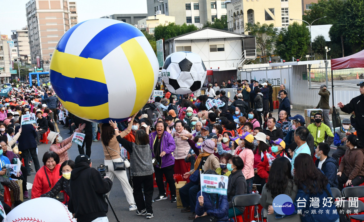 滾動大氣球象徵要翻轉彰化的經濟。圖/記者鄧富珍攝