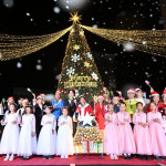 彰化10公尺夢幻聖誕樹點燈，聖誕嘉年華熱鬧登場迎佳節。圖／彰化縣政府提供