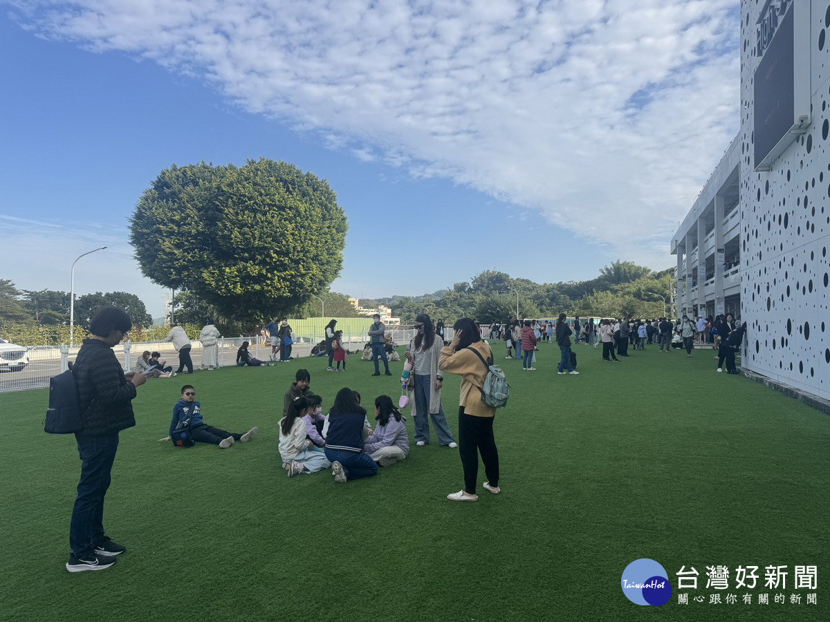 同學聚集校園等候測驗。(同德高中提供)