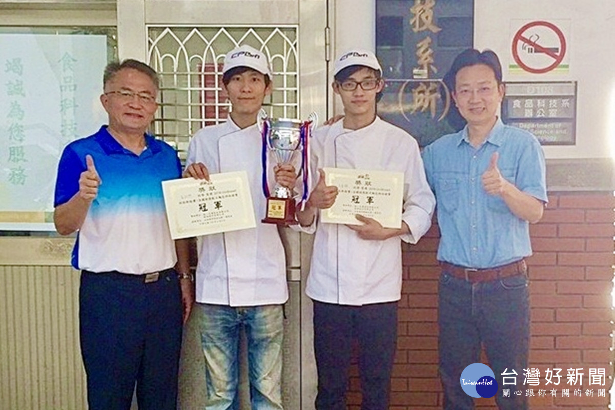 大學時期蔡約群(左二)的指導老師楊智偉(右一),以蔡約群走向世界冠軍之路的學習歷程鼓勵學弟妹。(圖:弘光科大提供)