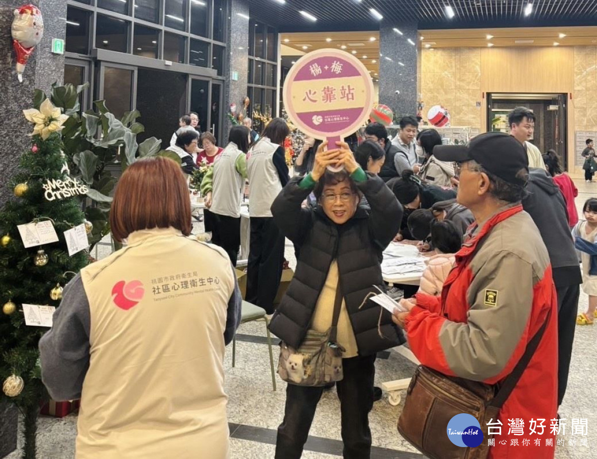 桃園市社區心理衛生中心打造心願聖誕樹。