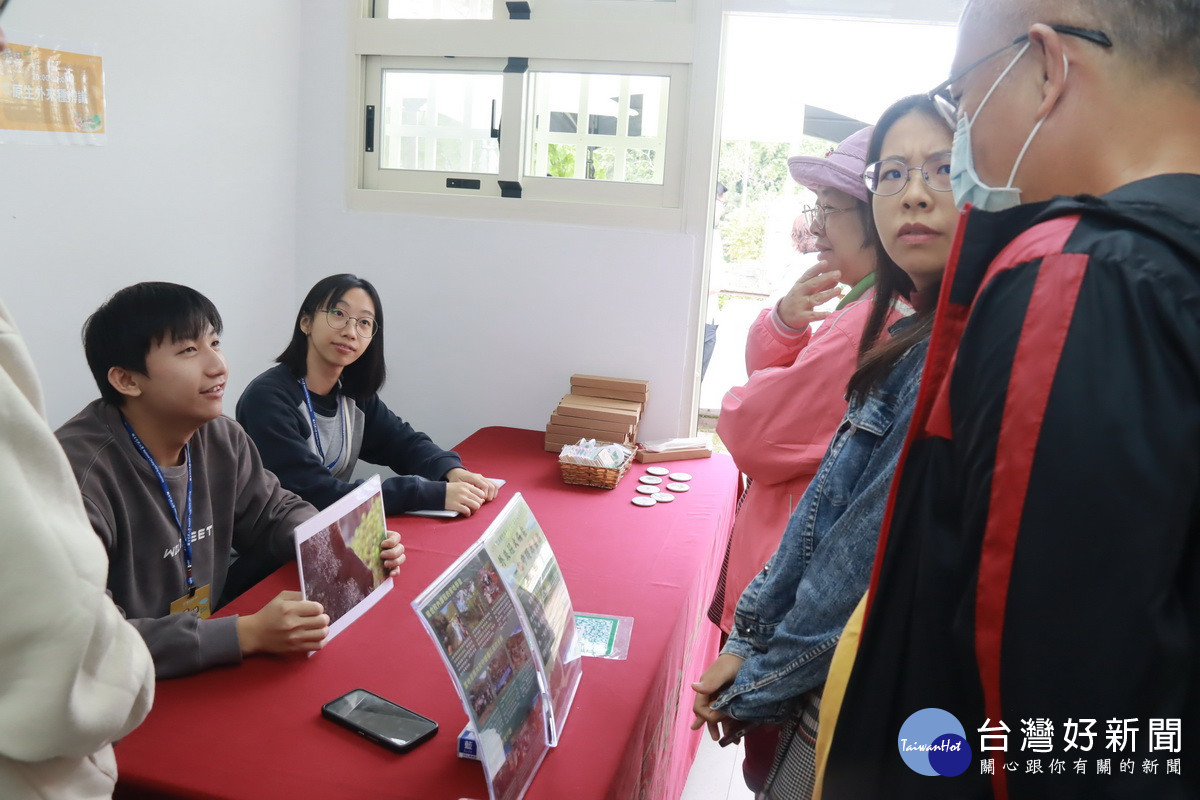 原生與外來種的辨識增加知識。(記者扶小萍攝)