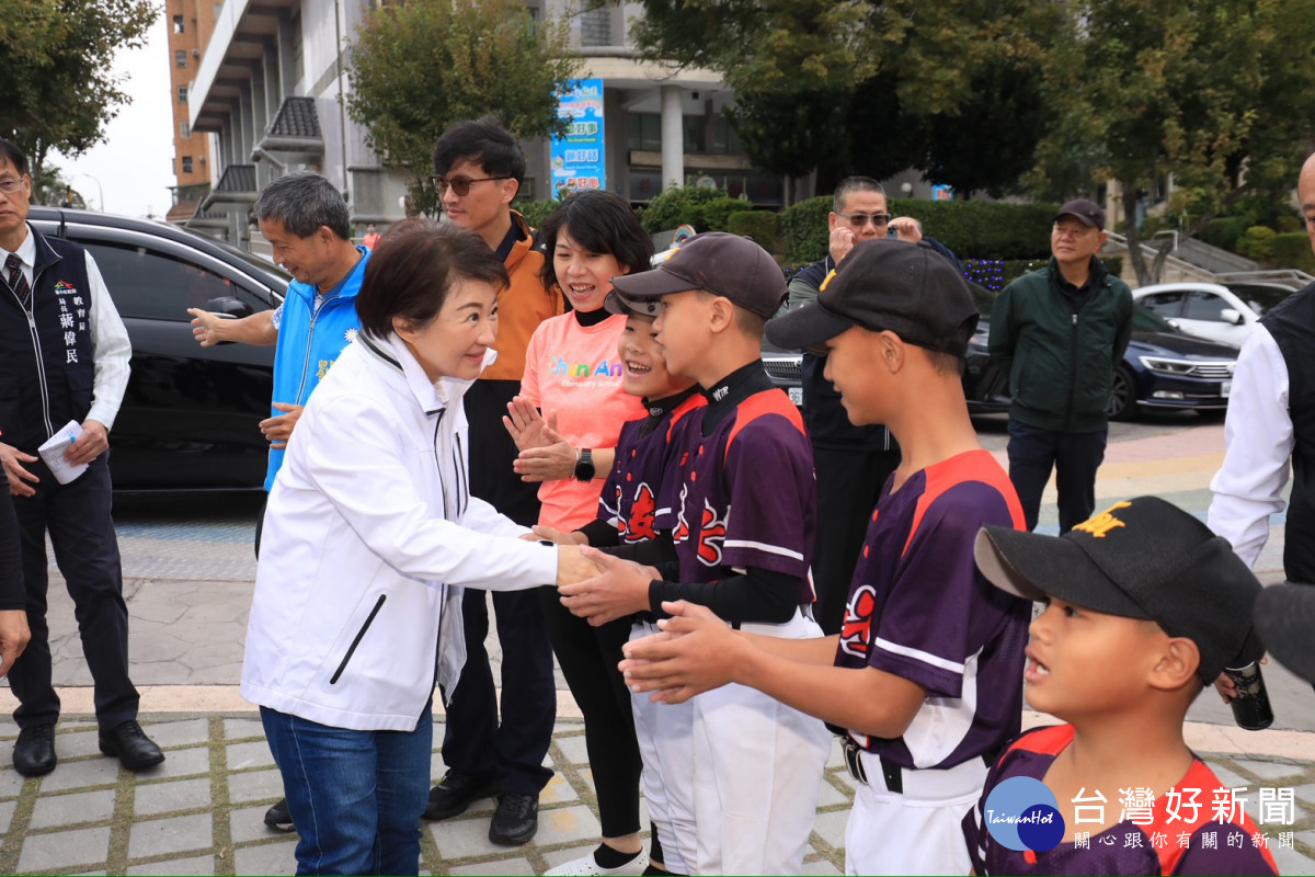 盧市長與棒球隊孩子互動