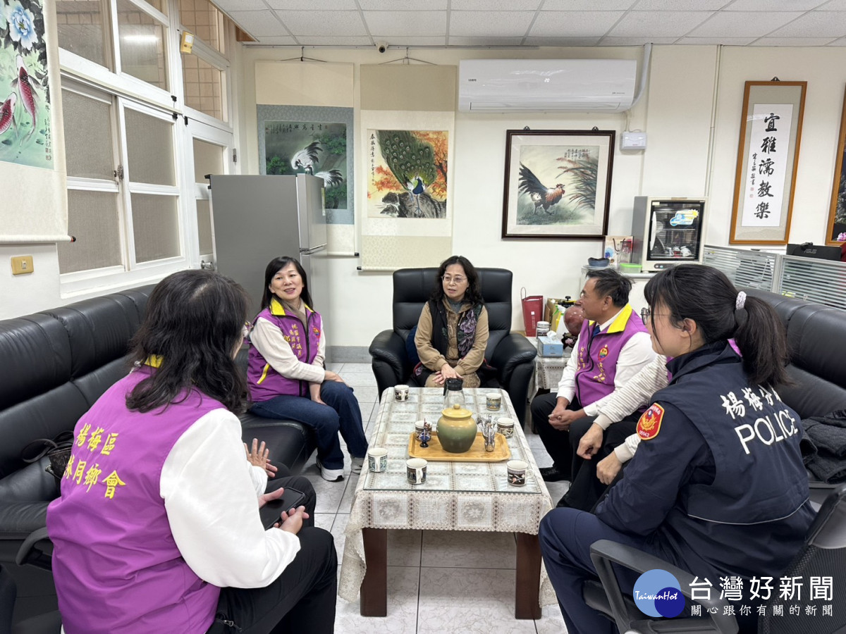 楊明國小校長彭玉宜感謝楊梅區雲林同鄉會結合楊梅警分局熱心公益捐贈助學金。