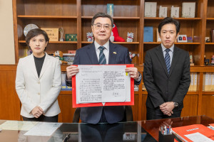 卓榮泰在總統令稿上加註意見，「不予副署」財劃法修正案。（圖／翻攝卓榮泰臉書）