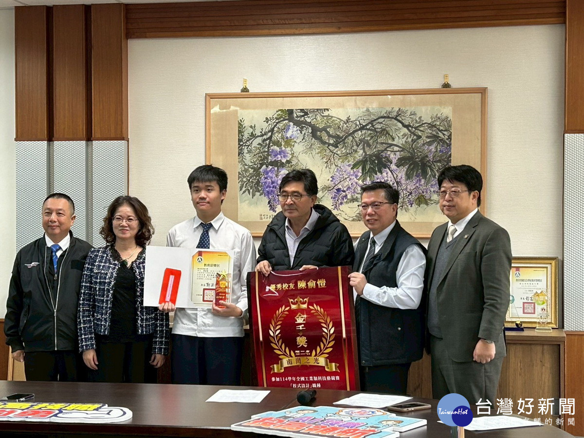 陳俞愷(左三)榮獲金手獎第2名,校友群頒獎祝賀。(投高提供)