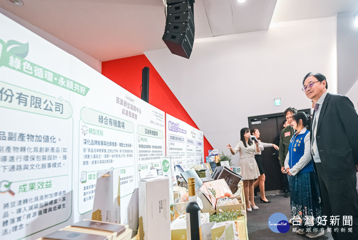 張市長參觀展示區。