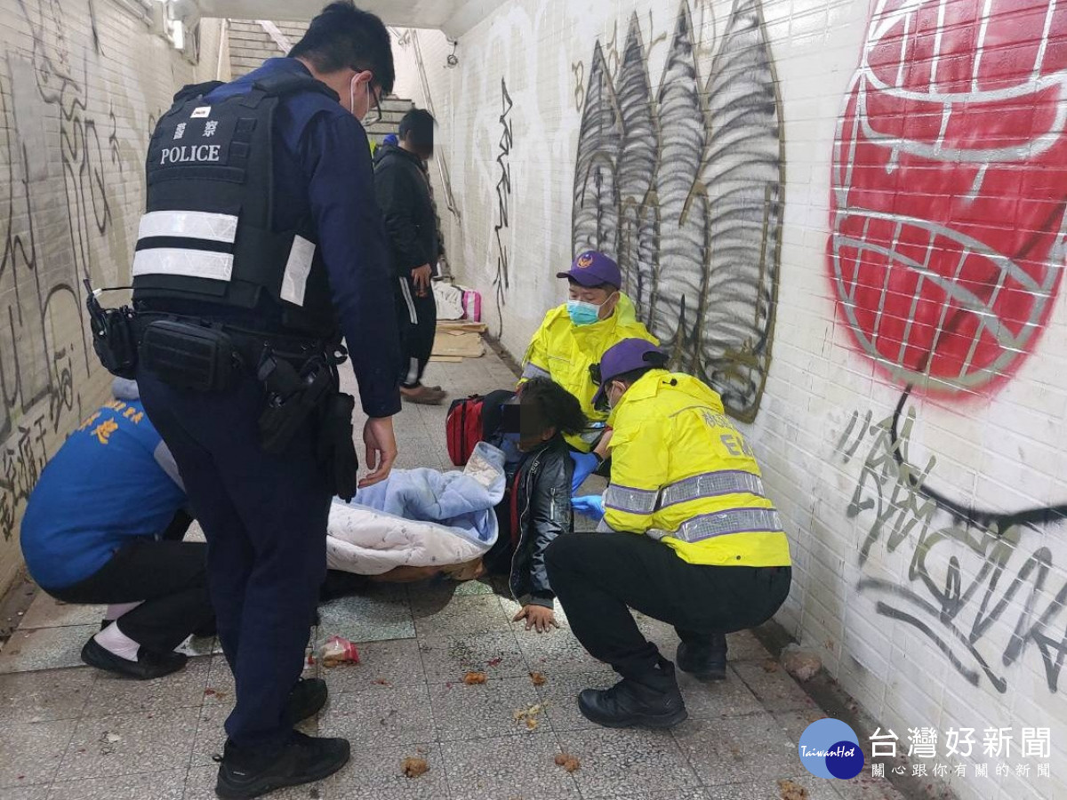 街友倒臥地下道　中壢警通報社政資源妥善安置