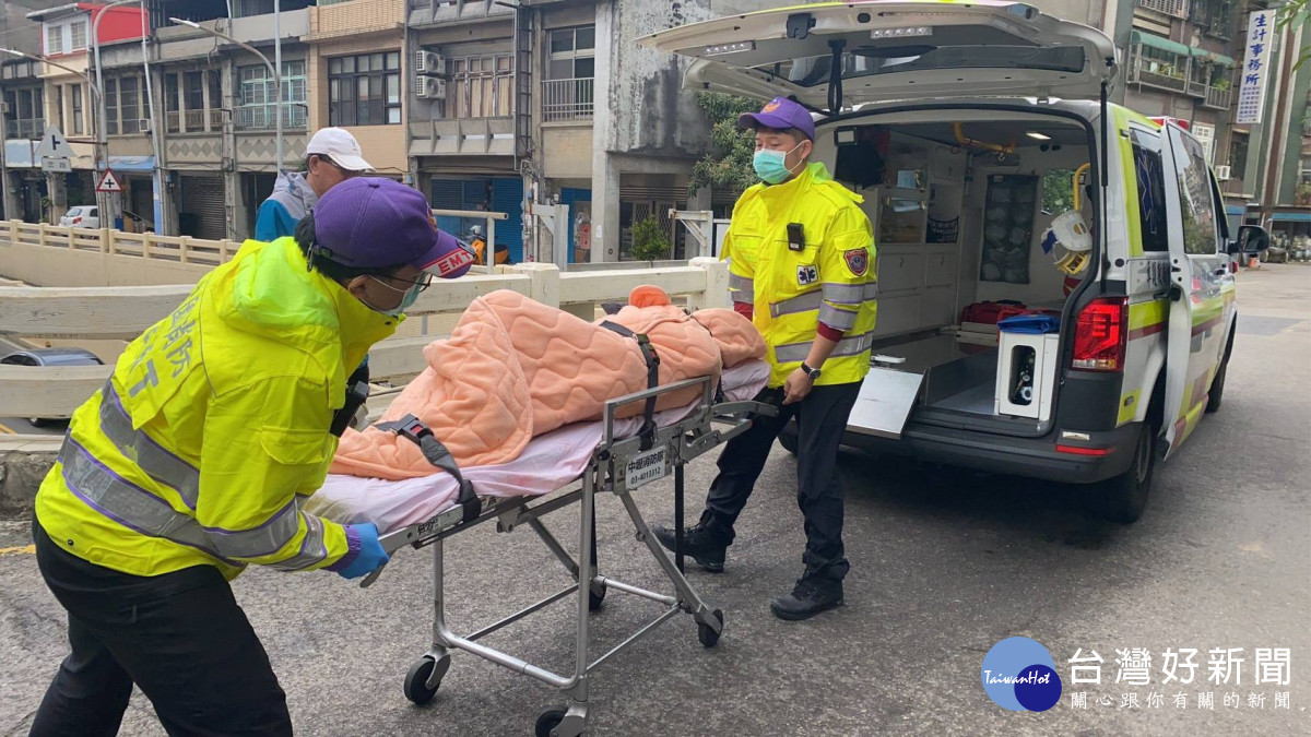 警員隨同救護車,將彭民送往部立桃園醫院就醫。