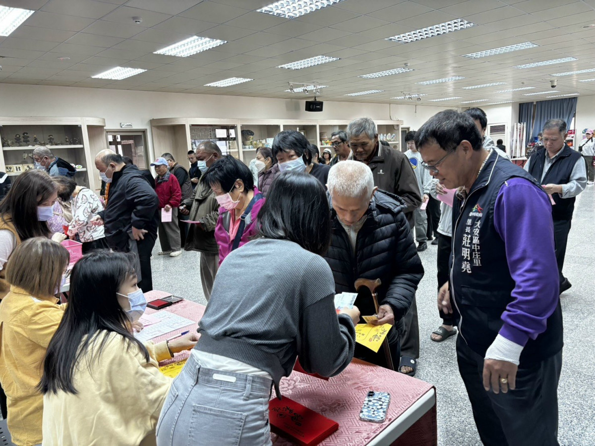 大安神農壇建醮委員會關心地方弱勢過農曆年之需　135戶低收獲捐助現金物資