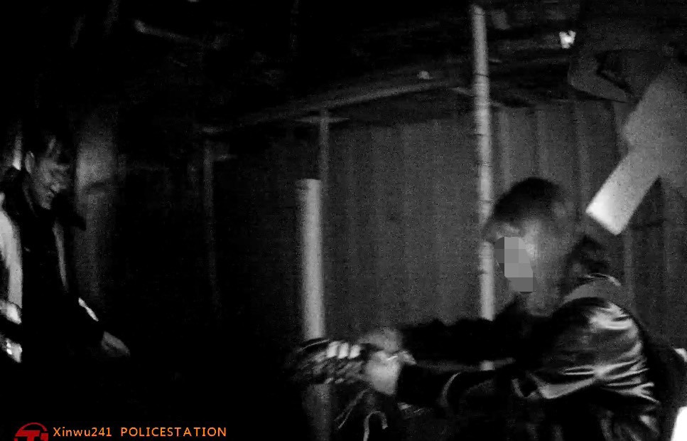 女大生趕公車遇突發狀況,警方夜間暖心助解圍。