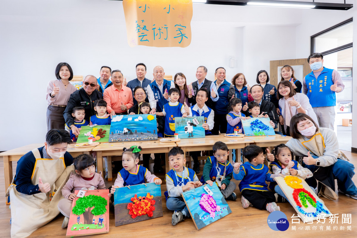 張市長與小朋友開心合影。