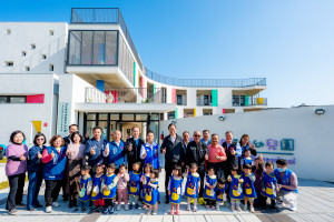 桃園市長張善政前往大園區視察新設內海非營利幼兒園與貴賓合影。
