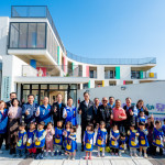 桃園市長張善政前往大園區視察新設內海非營利幼兒園與貴賓合影。