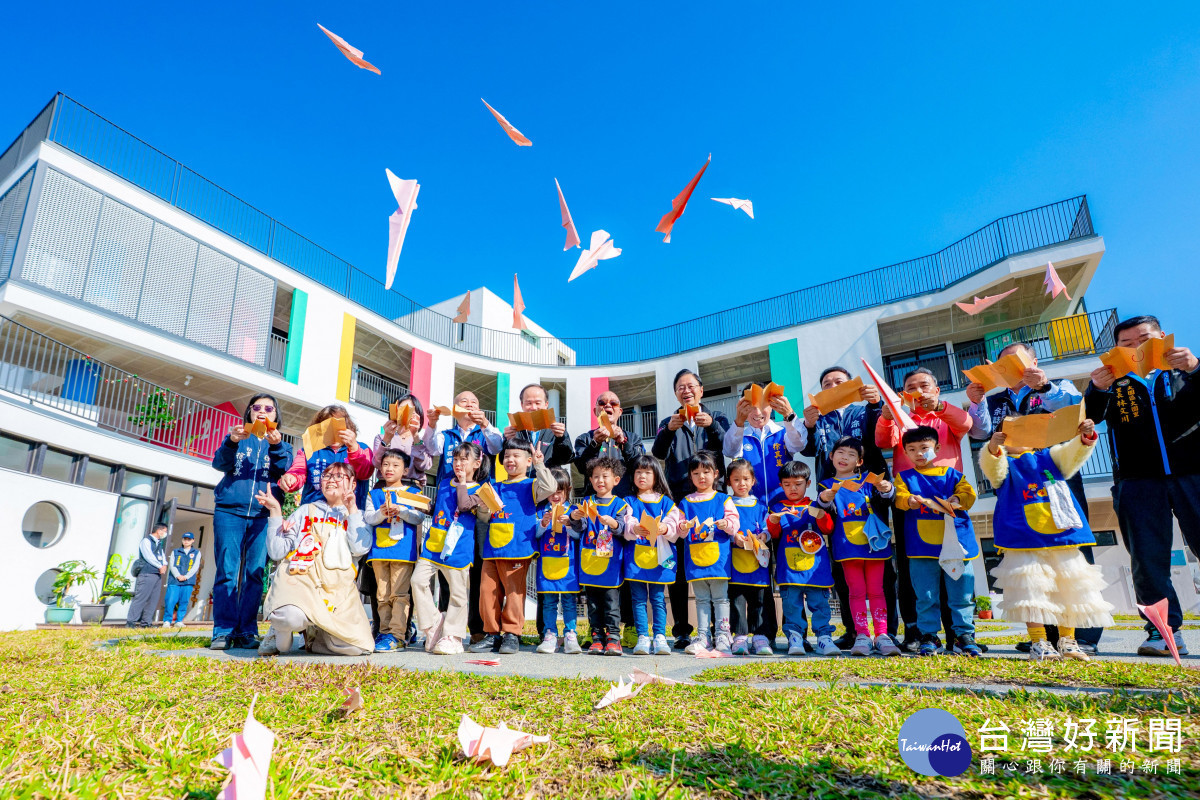 張市長與小朋友開心射紙飛機。