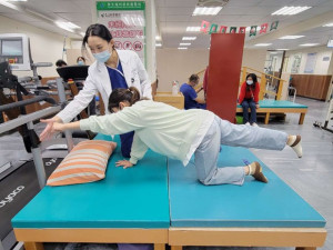 畢業於弘光科技大學物理治療系的徐佩渝，在待業期間運用「支援青年就業計畫」的協助，順利從求職新鮮人搖身變成物理治療師。