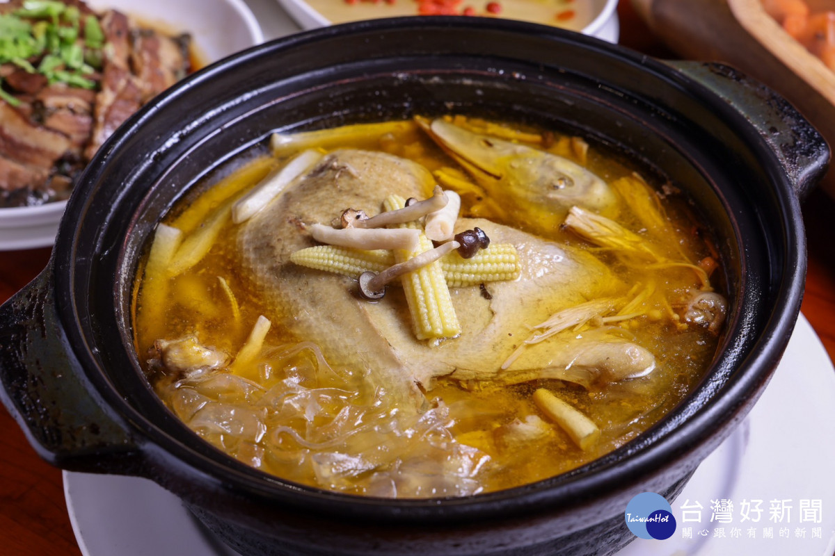 六位名人中就有兩位名人推薦的八方燜鴨,麻油燉煮5個小時的招牌料理。