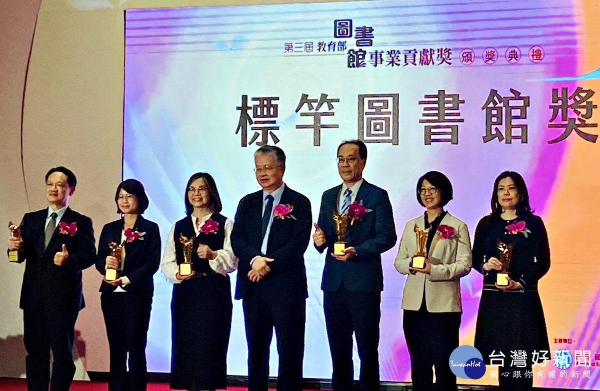 桃市圖、張善政市長獲頒圖書館界的奧斯卡雙獎殊榮