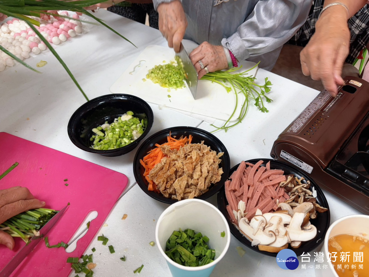 長輩們一邊搓湯圓、一邊互相打趣,現場氣氛溫馨熱鬧